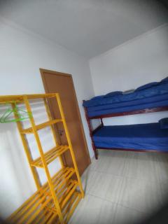 Prédio com piscina na cobertura frente ao mar, apartamento para até 6 pessoas e 3 crianças até 8 anos, churrasqueira na sacada, Wi-Fi grátis, NÃO oferecemos roupas de cama e banho, 1 vaga de garagem, na Praia Grande-Vila Mirim - 1