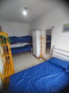 Prédio com piscina na cobertura frente ao mar, apartamento para até 6 pessoas e 3 crianças até 8 anos, churrasqueira na sacada, Wi-Fi grátis, NÃO oferecemos roupas de cama e banho, 1 vaga de garagem, na Praia Grande-Vila Mirim - 2