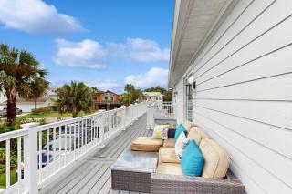 Sunny Upper Level 1 Block from 2 Beaches w/Private Pool, High-Speed Wi-Fi - 6