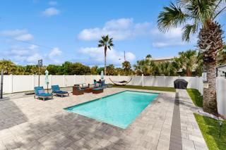 Sunny Upper Level 1 Block from 2 Beaches w/Private Pool, High-Speed Wi-Fi - 8