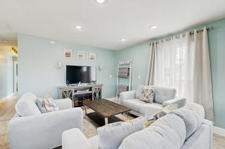 Sunny Upper Level 1 Block from 2 Beaches w/Private Pool, High-Speed Wi-Fi - 5