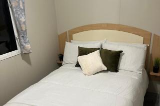 3 Bedroom Caravan - Sleeps 8 - Parking Wifi Pool - 2