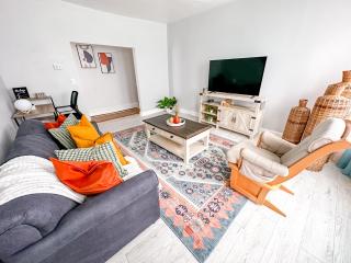 Bohemian Nook At Elm City Flats - 9