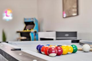 Strip-side Villa Pool, Mini Golf, Casino games - 7