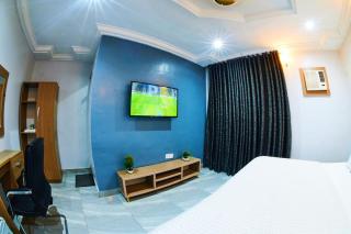 Iconic Hotel and Lounge - 8