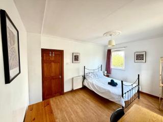 Spacious 3 Bedroom Flat - 4