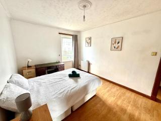 Spacious 3 Bedroom Flat - 6