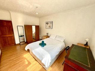 Spacious 3 Bedroom Flat - 7