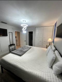 240 Queen Bed, 3 Pools, 80in TV - 9