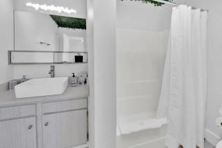 240 Queen Bed, 3 Pools, 80in TV - 7