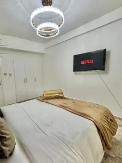 Glam & Family-Friendly 2-BR Duplex in Al Marjan - 5