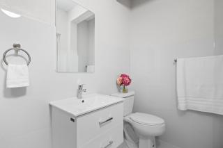 Modern 2 Br Apt Great Location Smart Tv Ac - 7