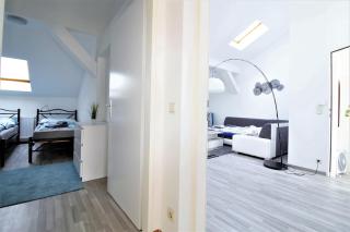Light-Filled 2-Bedroom Attic Flat with Air Conditioning - 5