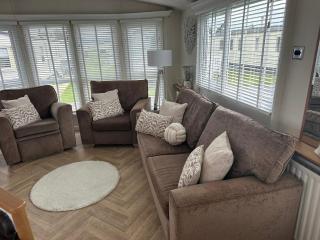 marine getaways caravan hire winchester - 1