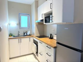 Prime Stay - Modern 1 Bedroom Apartment with Free Parking & Balcony - 3