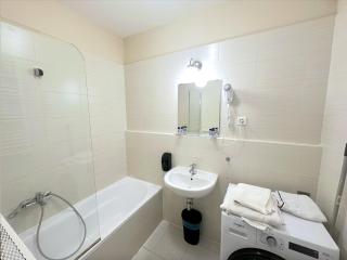 Prime Stay - Modern 1 Bedroom Apartment with Free Parking & Balcony - 1