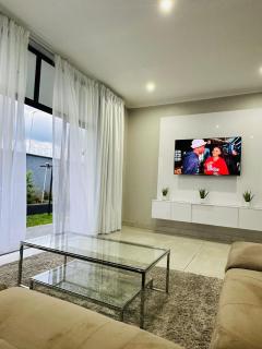 Home Sweet Luxe Stays - 7