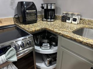 Unique 3Bd 2Ba GAME ROOM mins to Downtown - 5