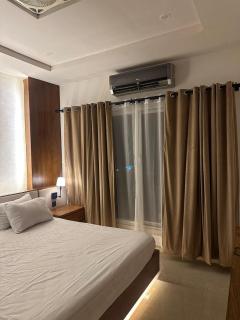 Cozy 1-Bedroom Apartment with City Views in Rwp - 7