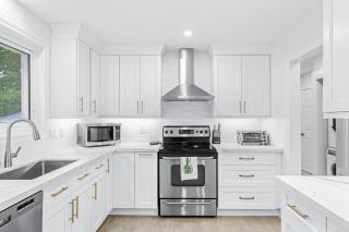 Charming 3-Bed House with Hot Tub close to Downtown - 7