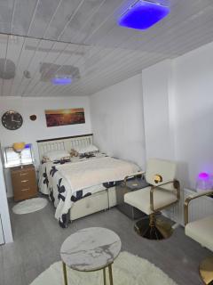 A bedsit for busy minds made to relax and unwind - 9