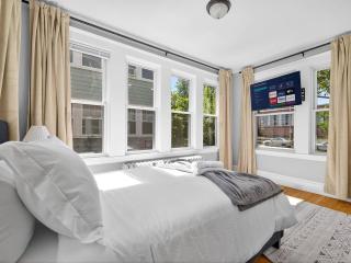 Vintage 5BR apt in Boston with Free Parking - 7