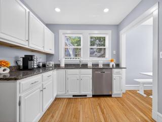 Vintage 5BR apt in Boston with Free Parking - 5