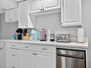 Vintage 2BR apt in Boston with Free Parking - 4