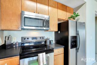 6BR 4BA West Campus Group Stay Walk to UT, SXSW and Downtown by Austin Vacay - 1