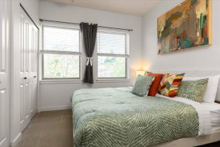 Chic 2BR • King Beds • Huge Patio • 95 Walk Score! - Seattle - 9