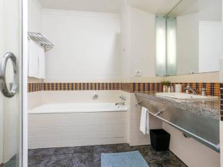 Beautiful and Spacious 1BR in CBD by Zodiak Stays - 5