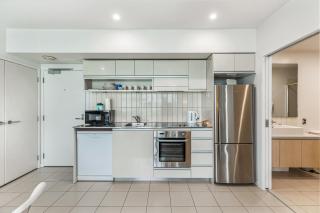 Beautiful 2BR - Pool, Gym & Parking Zodiak Stays - 8