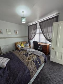 Close to City Center Bungalow walking distance to The Highcross, Abbey Park & Leicester City Long & Short Stays entire apartment own bathroom kitchen & lounge with off road parking LE4 - 3