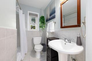 Cozy House, Pool Table and Parking, Mins to DC - 5