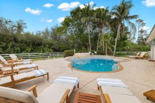 Chic 1 BR private poolside suite sleeps 4 - 7