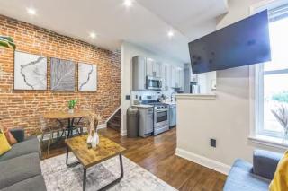 Lovely 2BR w Patio - 10 mins to DT - Sleeps 10 - 1