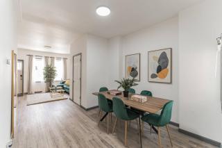 5BR - Sleeps 14 - Street Parking - 10 min to DT - 8