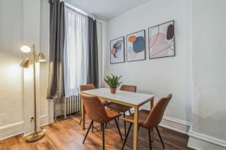 Large Historical 1BR Center City that Sleeps 4 - 5