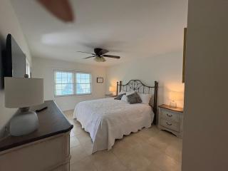 First-Floor 2BR 2BA Condo in Old Naples Steps to 5th Ave South & the Beach - 7