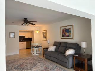 First-Floor 2BR 2BA Condo in Old Naples Steps to 5th Ave South & the Beach - 5