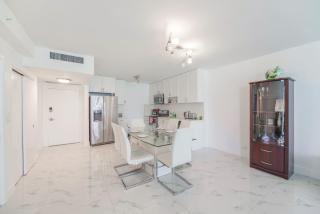 Ocean Breeze Retreat in Miami Beach - 5