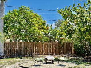 Naples Park Cottage 106th 6 blocks off ocean - 5