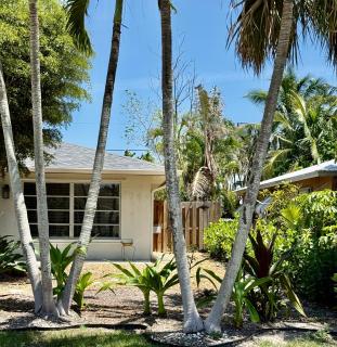 Naples Park Cottage 106th 6 blocks off ocean - 4
