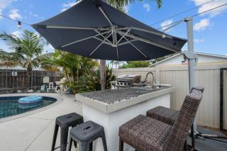 Cozy Room with Hot Tub, Pool, Sauna & Gym Near Beach - 1