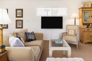 Charming Seashell Cottage Overlooking Garden - 6