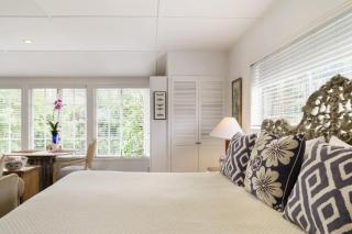 Charming Seashell Cottage Overlooking Garden - 5
