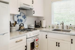 Charming Seashell Cottage Overlooking Garden - 3