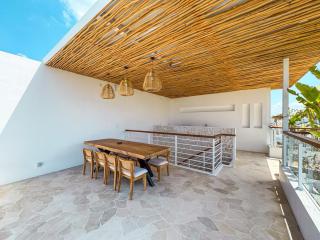 Luxury Beachside 3BD Villa with Pool & Rooftop Seseh - 1