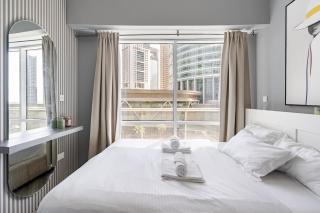 marvelous lake-skyline view apt - 4