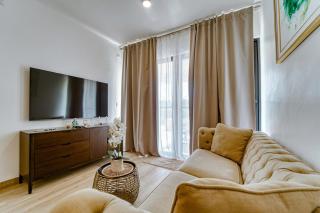 Luxury private suite with jacuzzi- romantic getaway! - 1